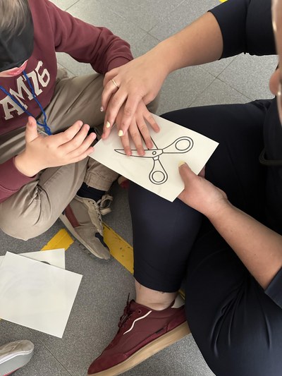 Alumno identificando un objeto con las manos.