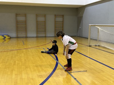 Dos alumnos jugando al goalball.