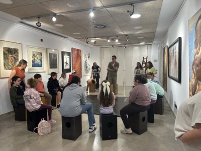 Alumnado aprendiendo a tocar el cajón en el Museo del Baile Flamenco