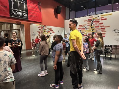 Alumnado aprendiendo a bailar flamenco en el Museo del Baile Flamenco.