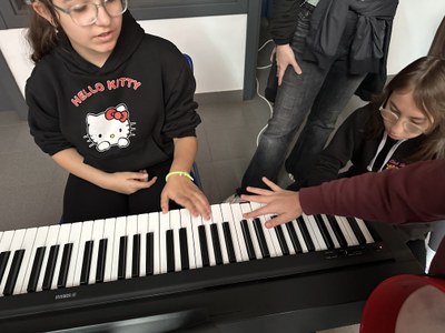 Alumnos tocando el piano.