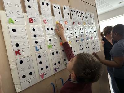 Alumno aprendiendo Braille.