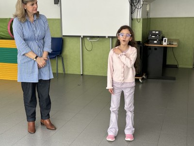 Alumna practicando lengua de signos.