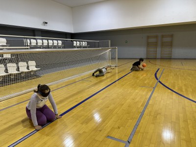 Alumnado jugando al goalball.