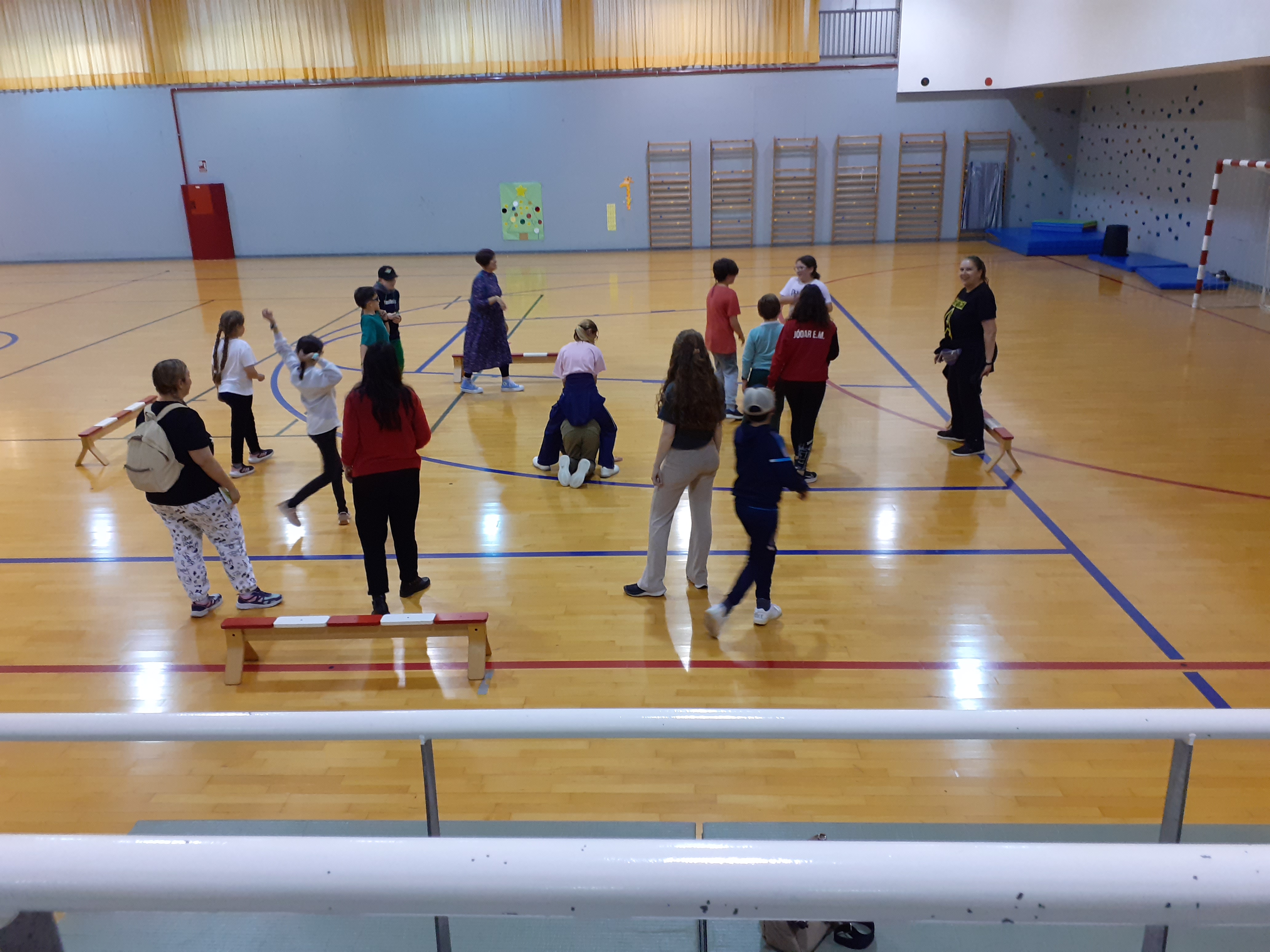 Jugando a pon el cascabel al gato