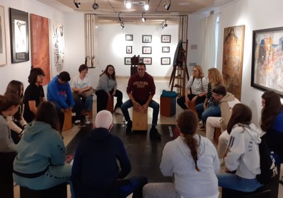 ALUMNOS EN CIRCULO RECIBIENDO SU CLASE DE PERCUSIÓN CON EL CAJÓN FLAMENCO. ALUMNOS EN CIRCULO RECIBIENDO SU CLASE DE PERCUSIÓN CON EL CAJÓN FLAMENCO.