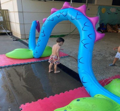 Niño bañándose en dragón marino