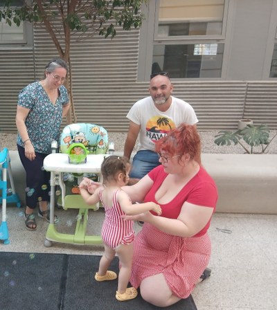 Alumna, familia y maestra disfrutando de la zona de pompas