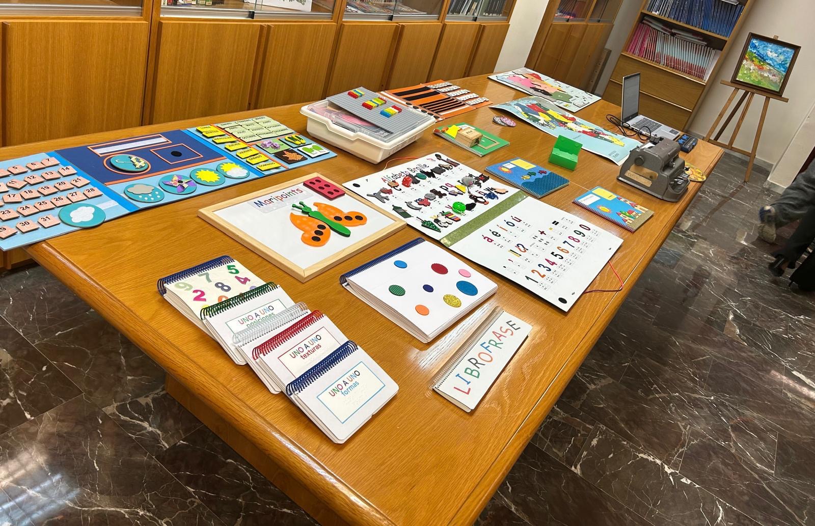 MESA CON MATERIAL ADAPTADO