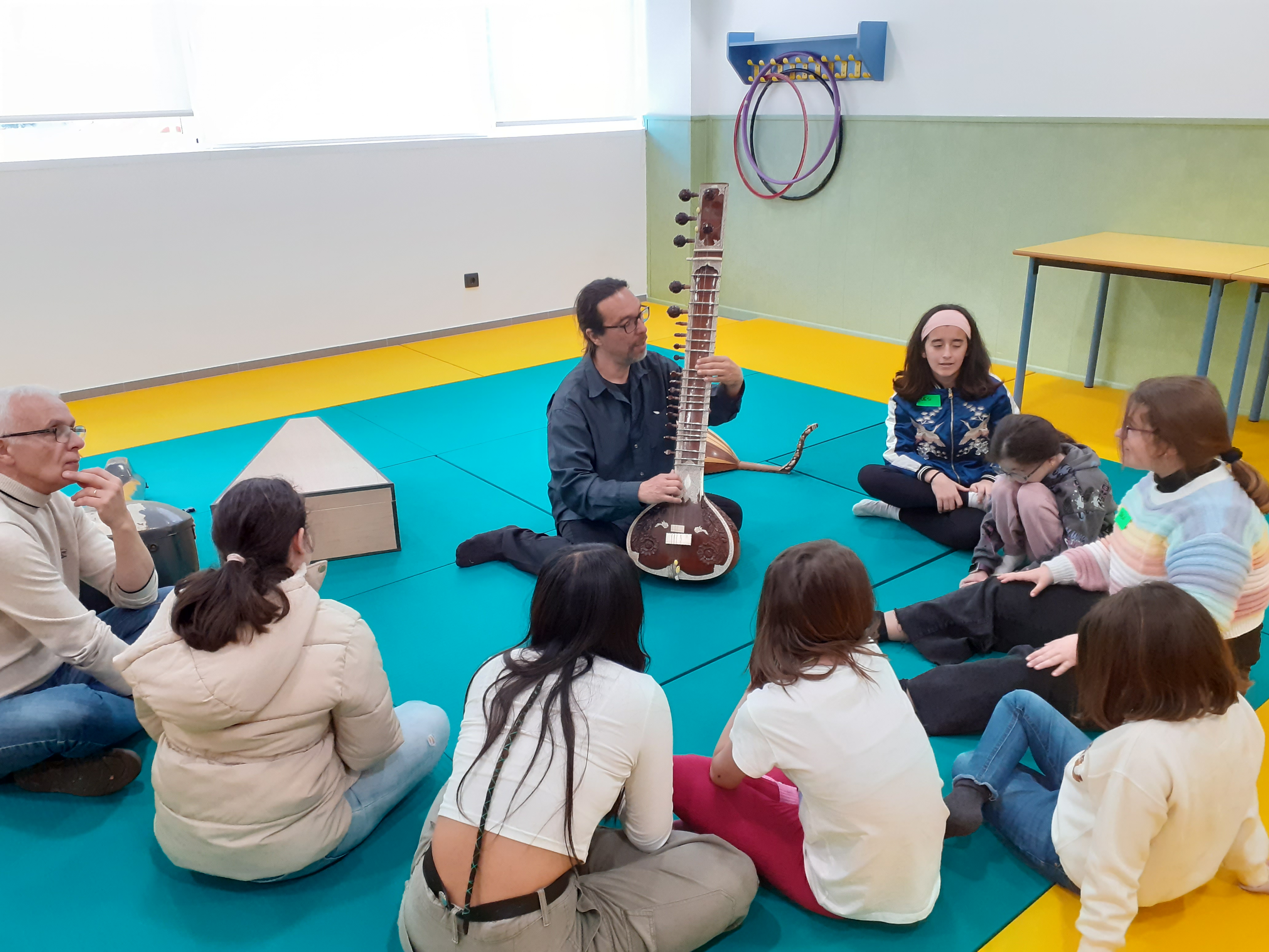 MÚSICO CON GRUPO DE ALUMNOS