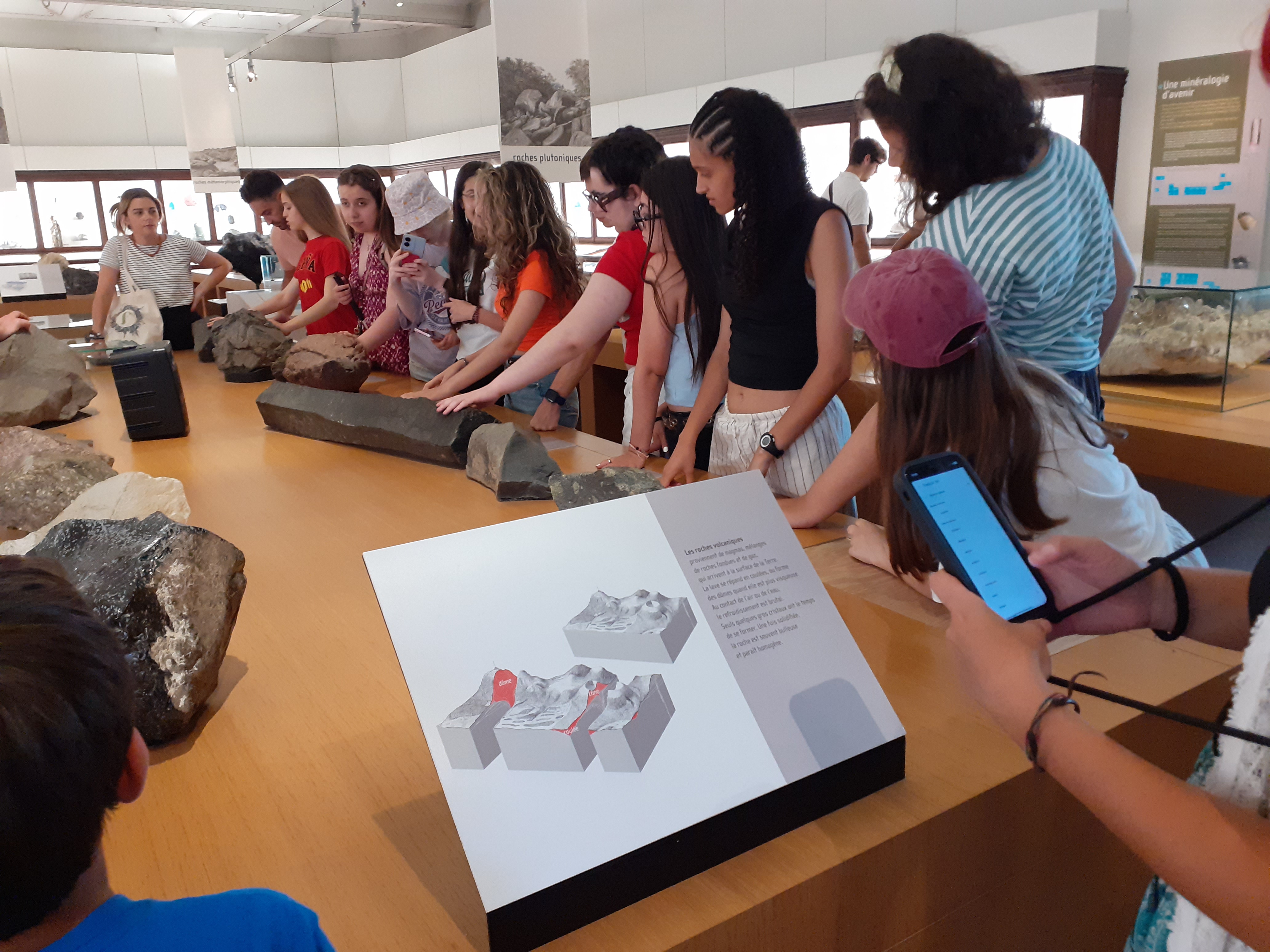 Nuestros alumnos tocando rocas volcánicas durante la explicación                                                                            de un profesional del museo de Historia Natural