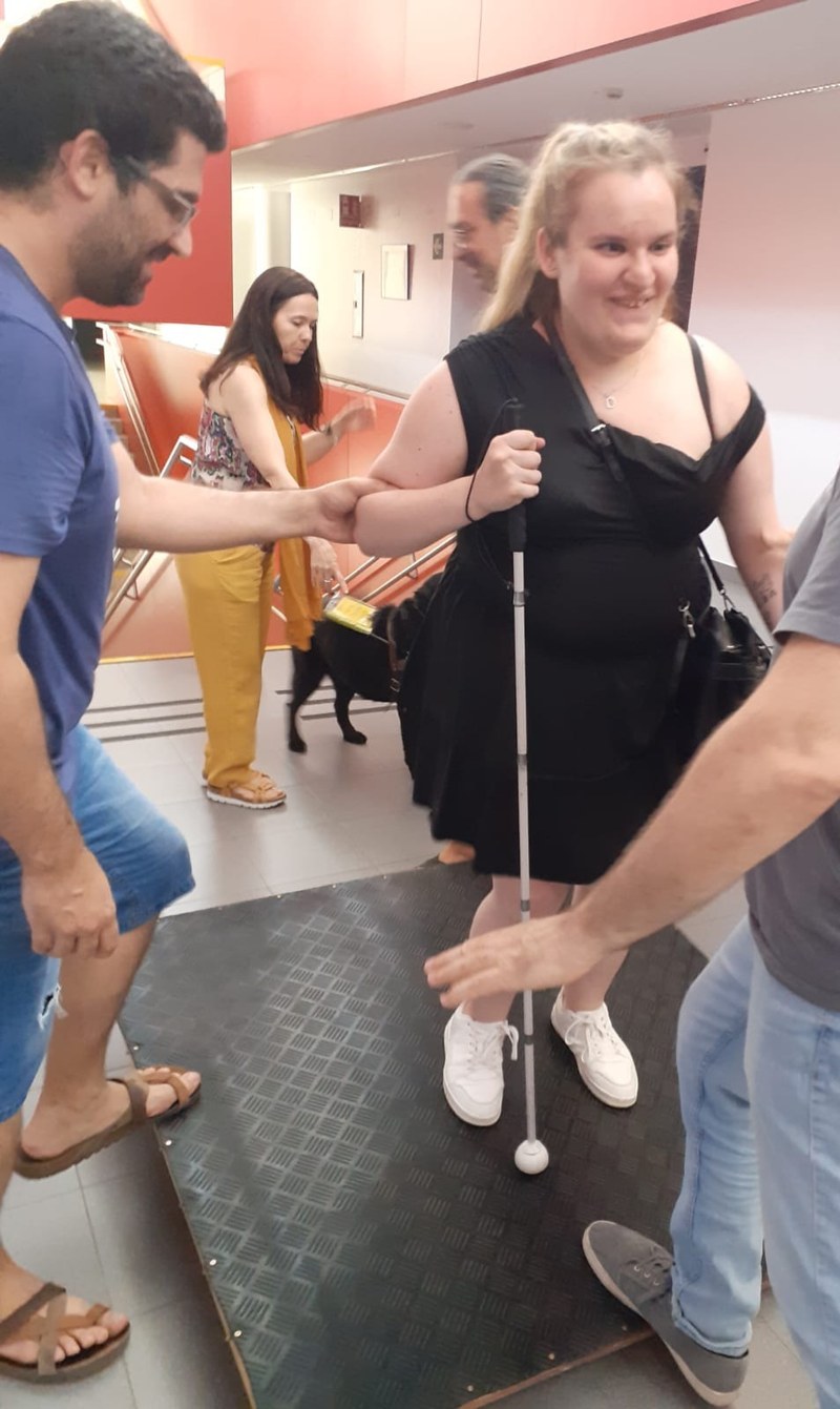 Otra componente del grupo deslizándose por una rampa en uno de los protocolos para terremotos