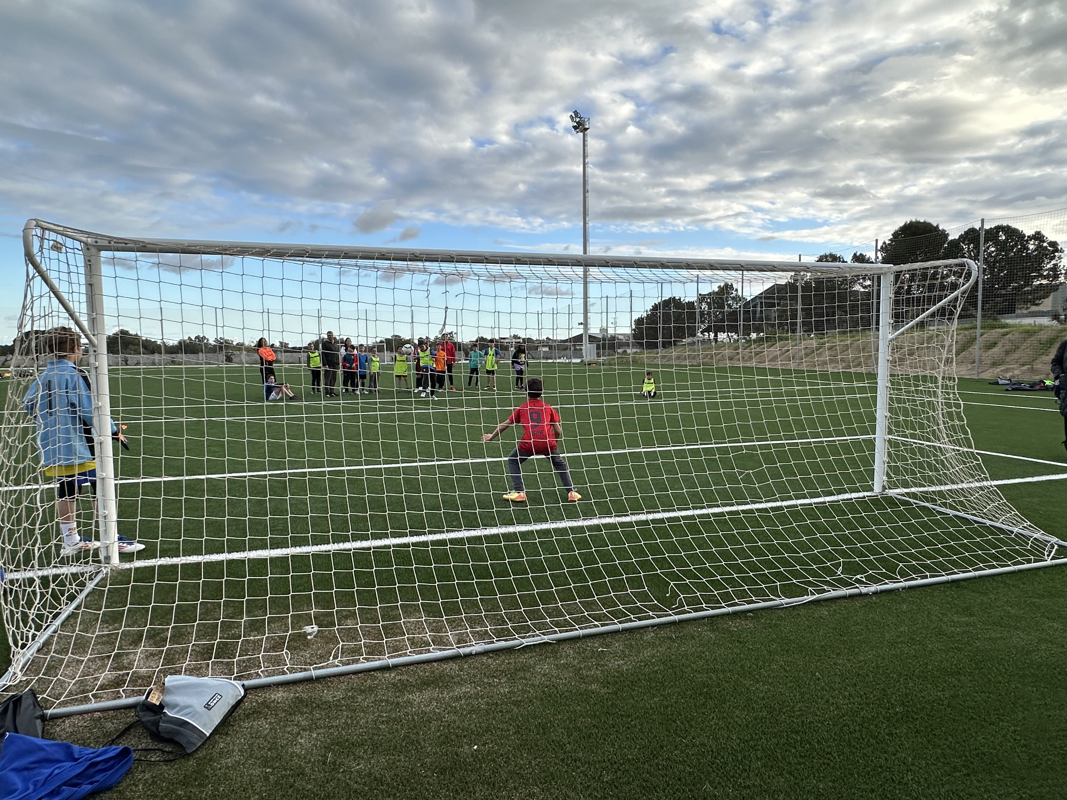 PENALTI VISTO TRAS LAS REDES DE LA PORTERÍA