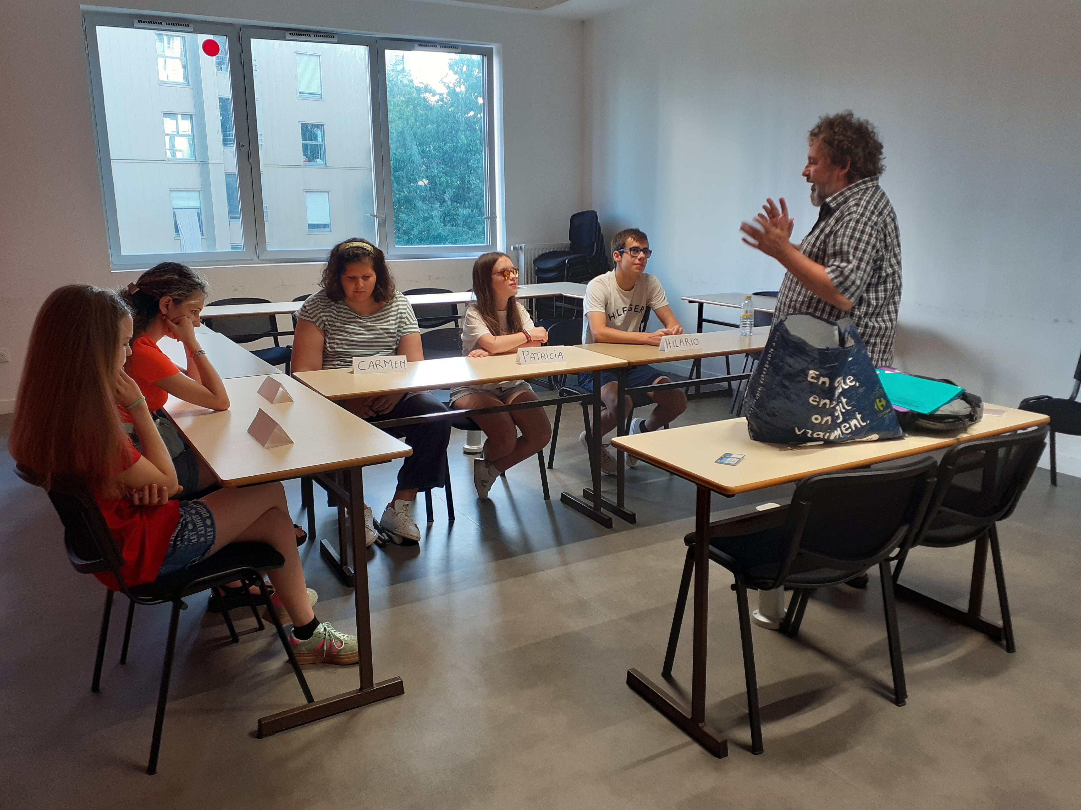 Profesor impartiendo clase en una de las 2 salas