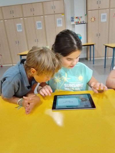 UNA ALUMNA Y UN ALUMNO JUGANDO A UN VIDEOJUEGO ADAPTADO EN UNA TABLET UNA ALUMNA Y UN ALUMNO JUGANDO A UN VIDEOJUEGO ADAPTADO EN UNA TABLET
