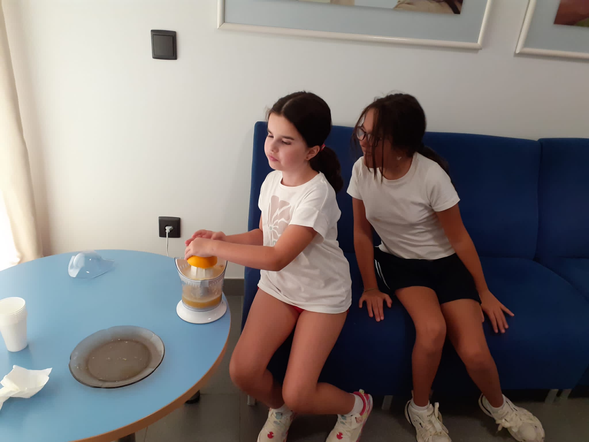 TAMBIÉN EXPRIMIMOS NARANJAS PARA UNOS JUGOSOS ZUMOS