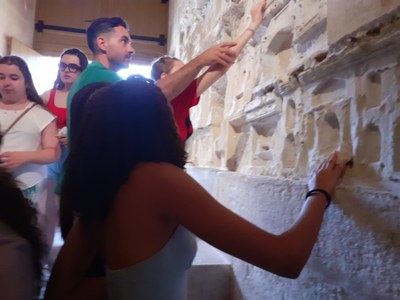 Tocando los esbozos hechos por prisioneros en el S. XVIII Tocando los esbozos hechos por prisioneros en el S. XVIII
