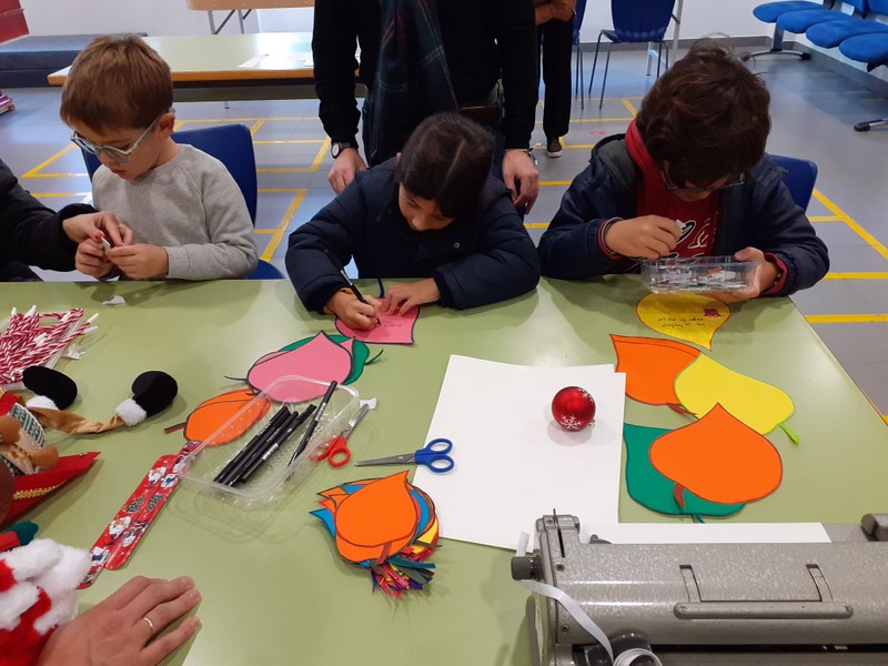 TRES ALUMNOS ESCRIBIENDO