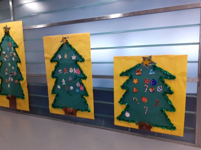 TRES ÁRBOLES DECORADOS POR ALUMNOS