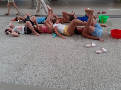 TUMBADOS EN EL SUELO NOS PASAMOS UNA ESPONJA MOJADA CON LOS PIES
