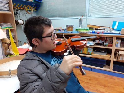 Un alumno experimenta con el violín.