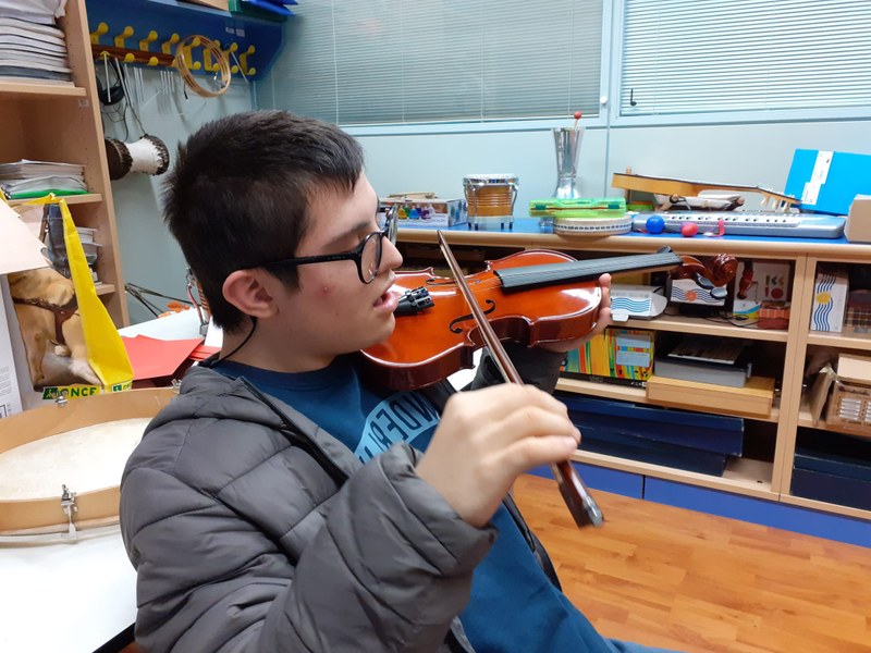 Un alumno experimenta con el violín.
