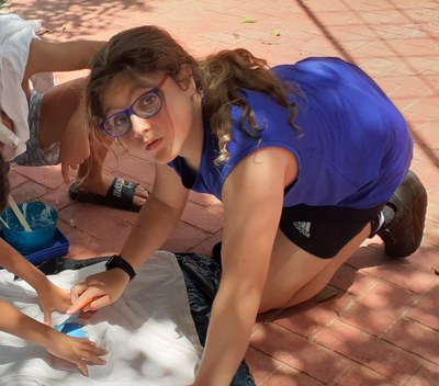 UNA ALUMNA DISEÑA UNA FIGURA EN SU CAMISETA UNA ALUMNA DISEÑA UNA FIGURA EN SU CAMISETA