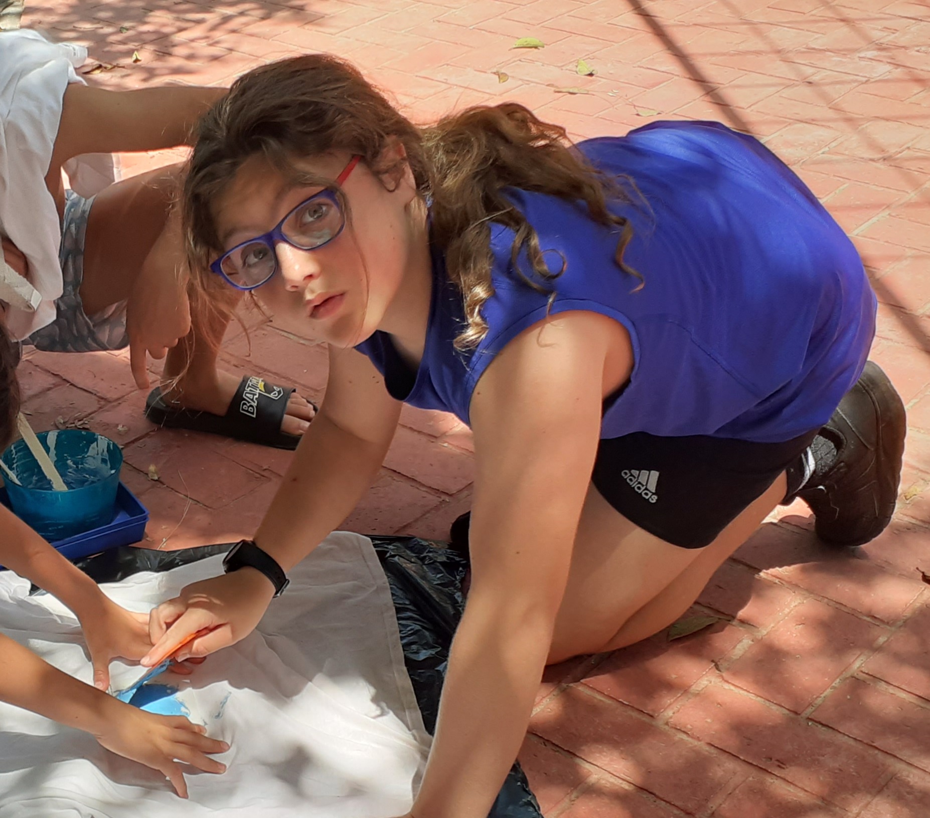 UNA ALUMNA DISEÑA UNA FIGURA EN SU CAMISETA