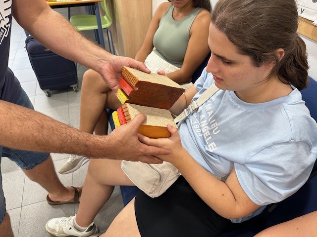Una alumna explora la maqueta de una falla