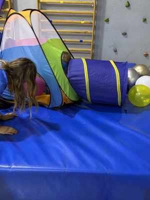 Una alumna se esconde en una tienda de campaña en el circuito deportivo.