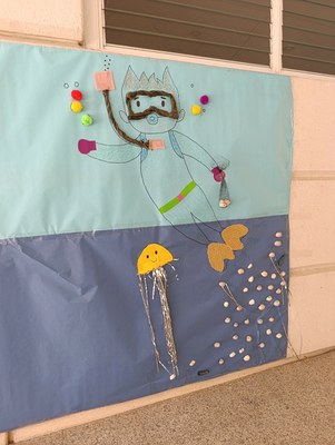 Zona de creatividad para poner en la pared y colocar diferentes peces, estrellas y otros decorativos. En el centro hay un buzo