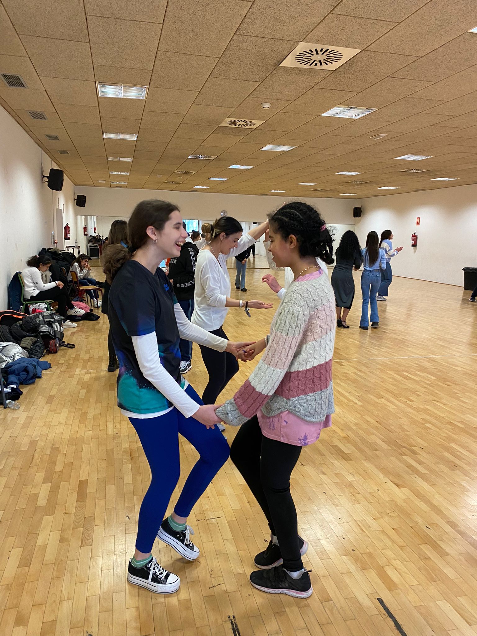 Alumnos en clase de baile