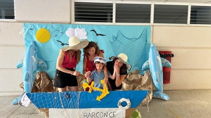 Alumno, madre y maestras en el  photocall ¡El BARCO.N.C.E!