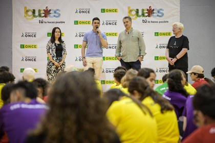 Dirección dando la bienvenida al alumnado