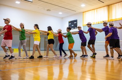 Varios participantes haciendo la conga
