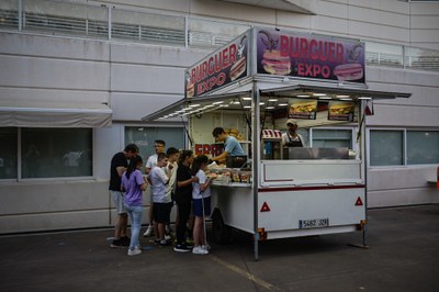 Alumnado en el foodtrack de perritos calientes