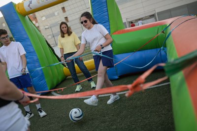 Dos participantes jugando al futbolín humano