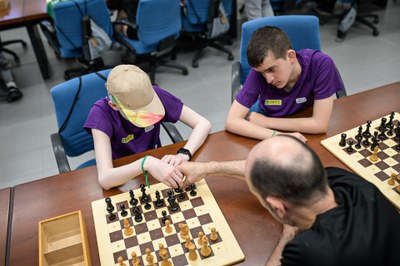 Dos alumnos jugando al ajedrez