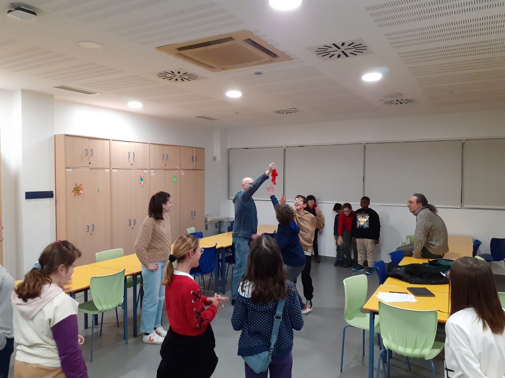ALUMNADO JUGANDO AL PAÑUELITO ADAPTADO ALUMNADO JUGANDO AL PAÑUELITO ADAPTADO