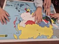 Alumnos tocando mapa en relieve