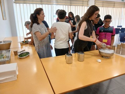 UN GRUPO DE ALUMNOS PREPARANDO LIMONADA