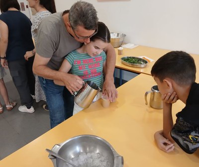 UNA ALUMNA DE PRIMARIA APRENDIENDO A ELABORAR LA GRANIZADA.