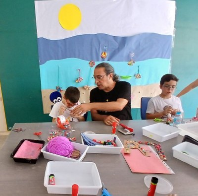 DOS ALUMNOS ELABORANDO ELEMENTOS MARINOS EN EL TALLER DE MANUALIDADES