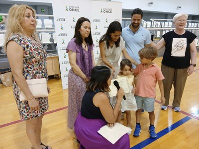 UN ALUMNO JUNTO A SU FAMILIA Y LA DIRECCIÓN DEL CRE RECIBIENDO UNO DE LOS PREMIOS PROMETEO.