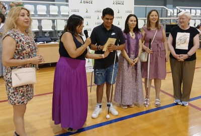 OTRO ALUMNO RECIBIENDO EL PREMIO PROMETEO POR SU CANTE FLAMENCO.