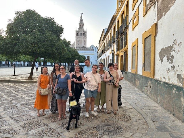 Foto del grupo de estudiantes en el Patio de Banderas con la Giralda al fondo.
