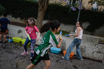 Niñas jugando con pistolas de agua