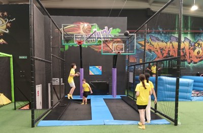 Alumnos jugando a básquet en Crazy Zone 