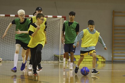 GRUPO DE ALUMNOS JUGANDO EN UN MOMENTO DEL PARTIDO