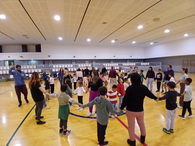 alumnos y profesionales dispuestos en dos círculos concéntricos en la actividad de presentación.